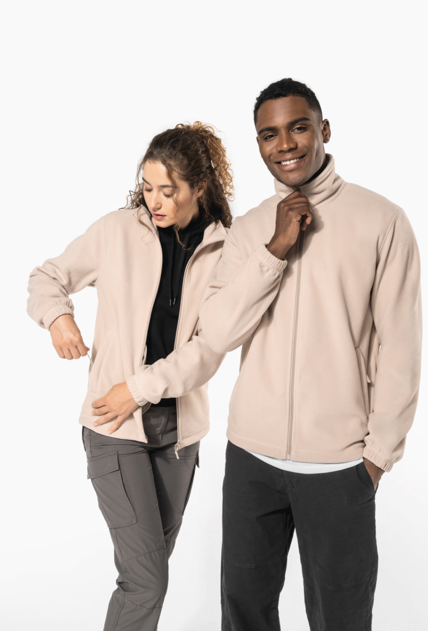 La K940 est une veste polaire ajustable, chaude et confortable, avec poignets élastiqués, idéale pour un usage quotidien et la personnalisation textile.