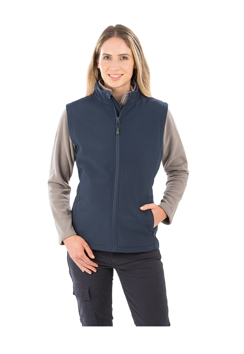 Bodywarmer softshell R902F femme en matière recyclée : coupe féminine, protection contre le vent, confort optimal et personnalisation professionnelle.