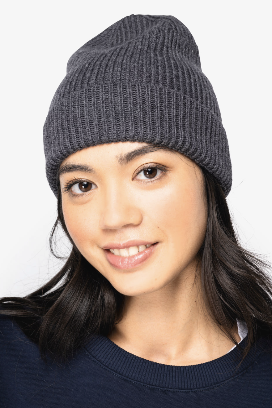 Bonnet unisexe NS015 en laine mérinos écoresponsable, chaud, respirant et confortable. Idéal pour l’hiver et la personnalisation textile.