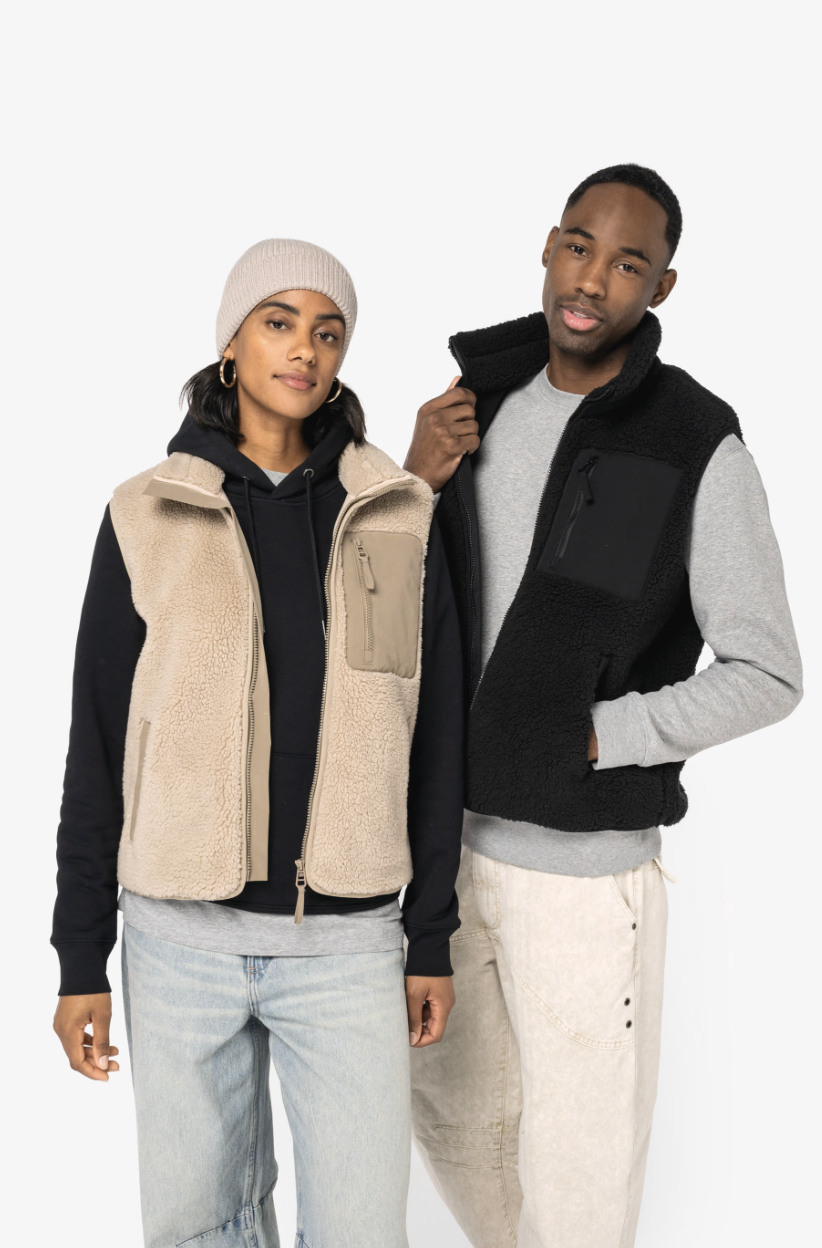 Bodywarmer unisexe NS624 en sherpa recyclé, chaud, doux et confortable. Parfait pour un usage quotidien ou professionnel, et entièrement personnalisable.