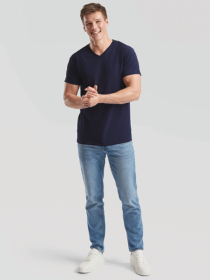 T-shirt homme SC22V col V Valueweight (61-066-0), confortable et polyvalent. Conçu en coton doux avec un grammage de 165 g/m², idéal pour le quotidien et la personnalisation textile.