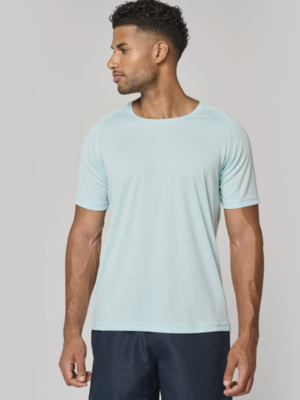 T-shirt de sport homme PA4012 à col rond en matière recyclée, léger et respirant. Idéal pour l’entraînement, les activités sportives et la personnalisation textile.