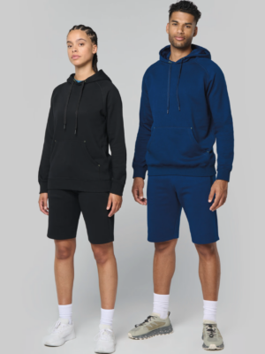Le PA1022 est un bermuda unisexe en moletton, confortable et polyvalent, idéal pour le sport et la détente dans un esprit proche du maillot multisport.
