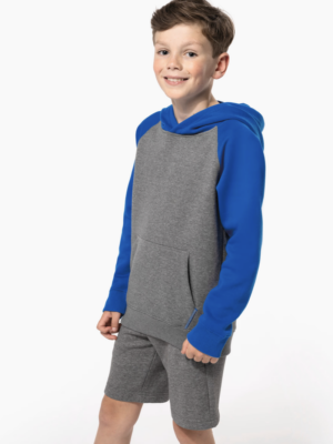 Le PA1023 est un bermuda enfant en moletton, doux, confortable et polyvalent, idéal pour les activités quotidiennes et sportives.