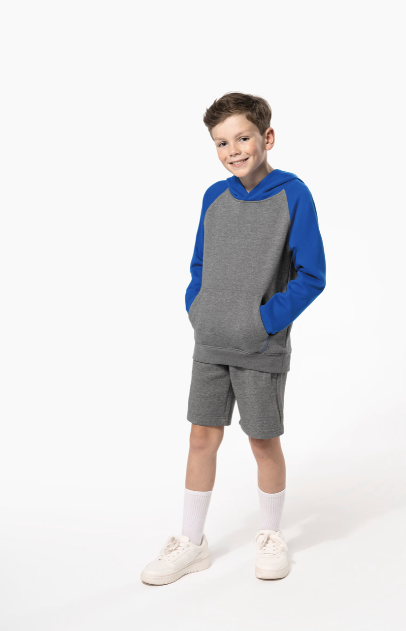 Le PA1023 est un bermuda enfant en moletton, doux, confortable et polyvalent, idéal pour les activités quotidiennes et sportives.