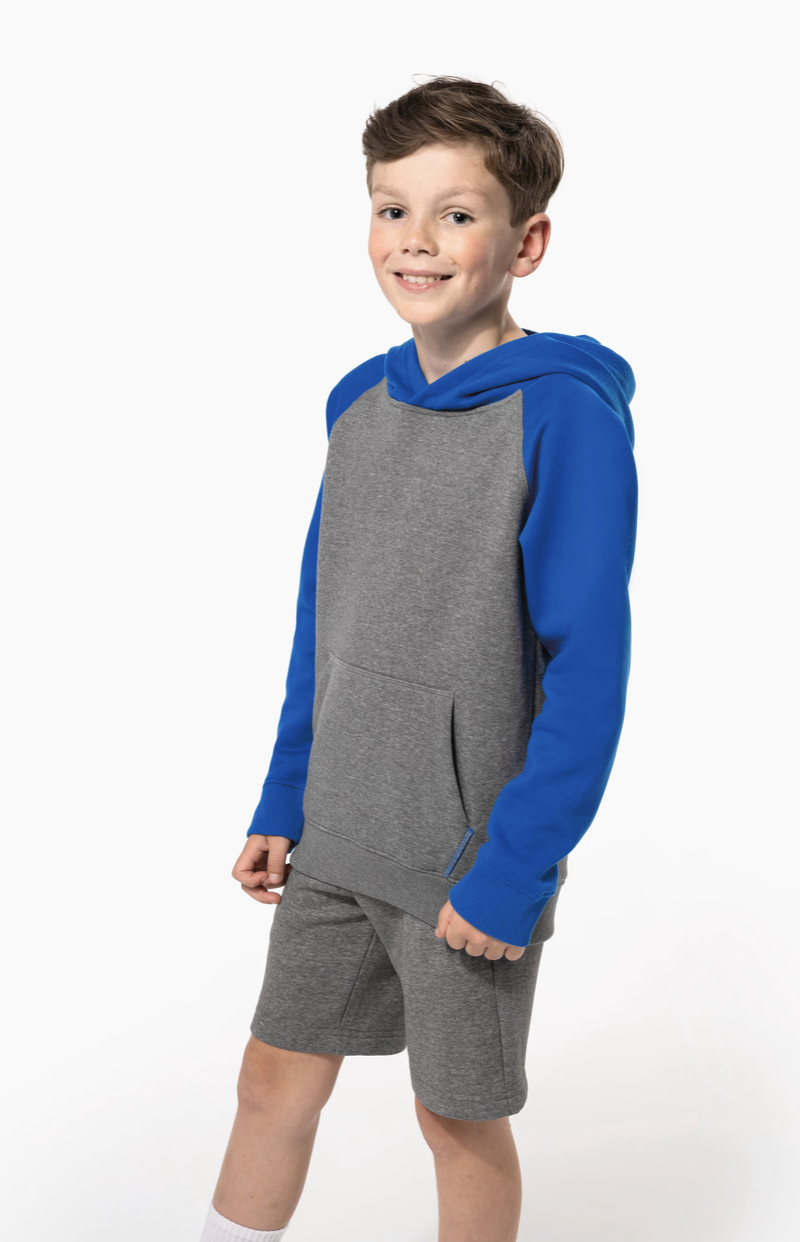 Le PA1023 est un bermuda enfant en moletton, doux, confortable et polyvalent, idéal pour les activités quotidiennes et sportives.