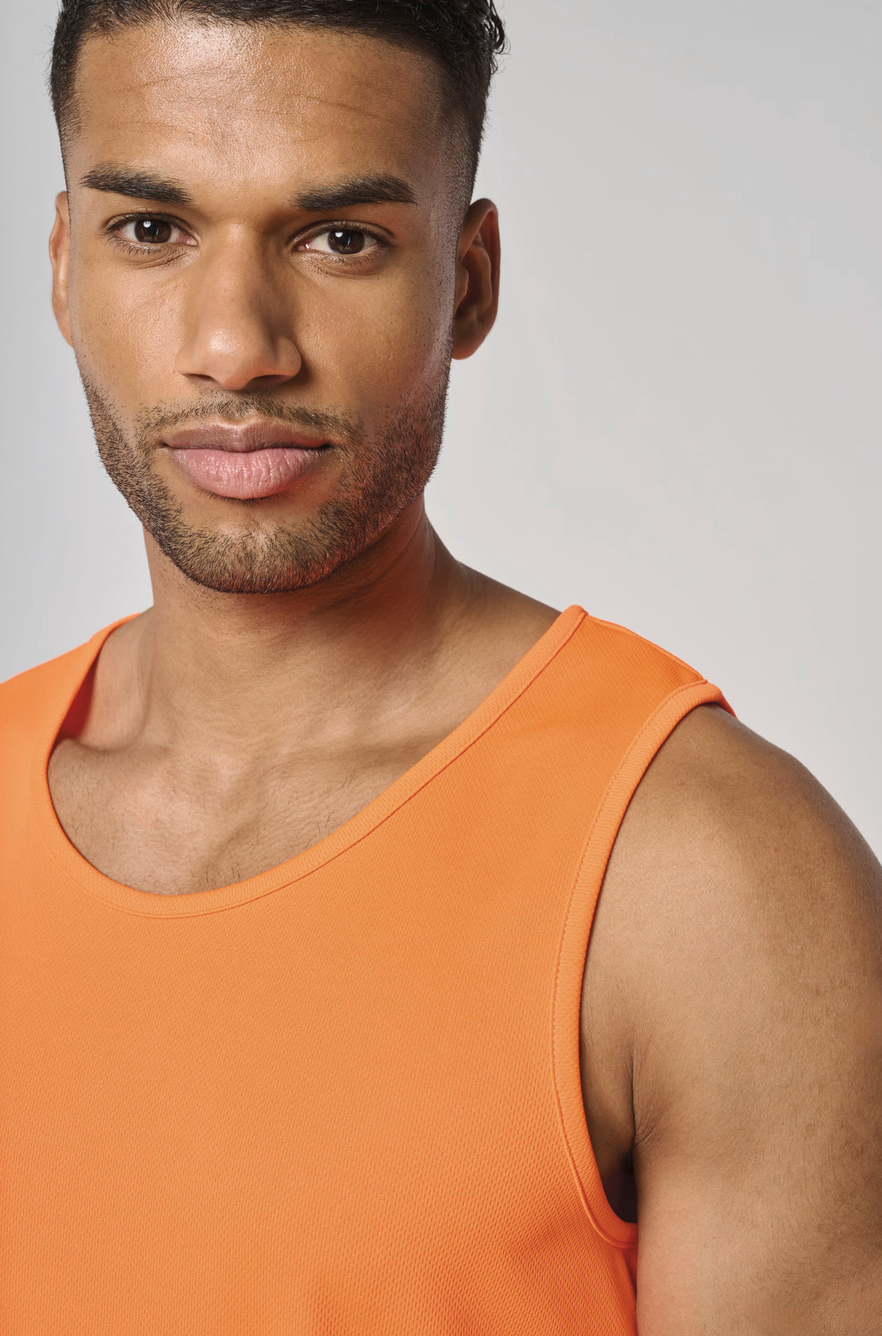 Le PA441 est un débardeur léger et respirant, conçu pour offrir liberté de mouvement et confort optimal lors des entraînements et activités sportives.