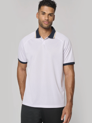 Le PA497 est un polo unisexe tricolore, adapté à toutes les silhouettes.